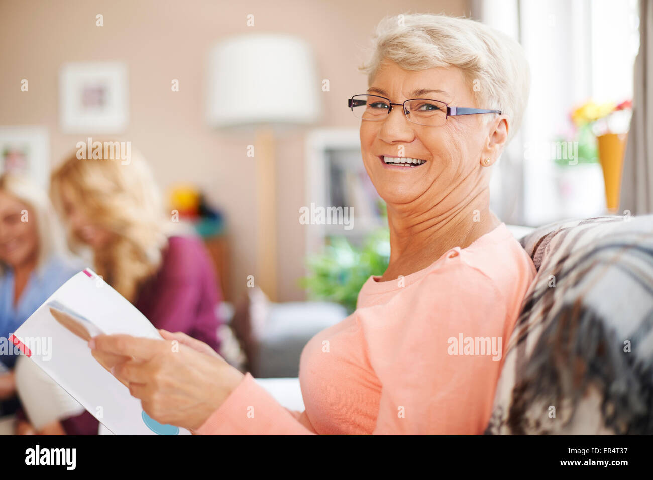 Ritratto di sorridere senior donna quotidiano di lettura. Debica, Polonia Foto Stock