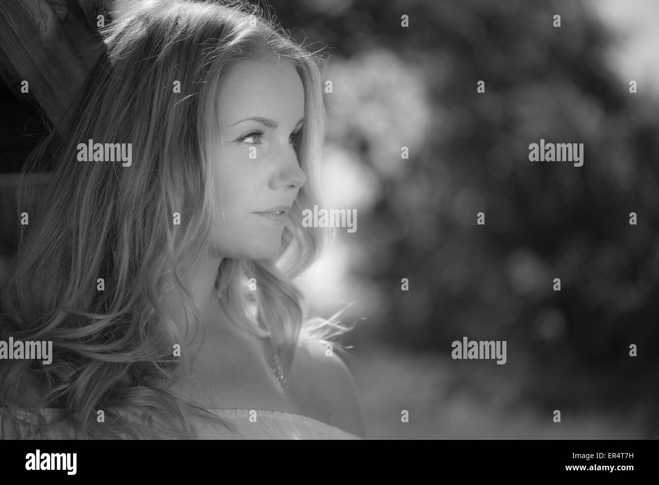 Donna bionda in campagna Foto Stock