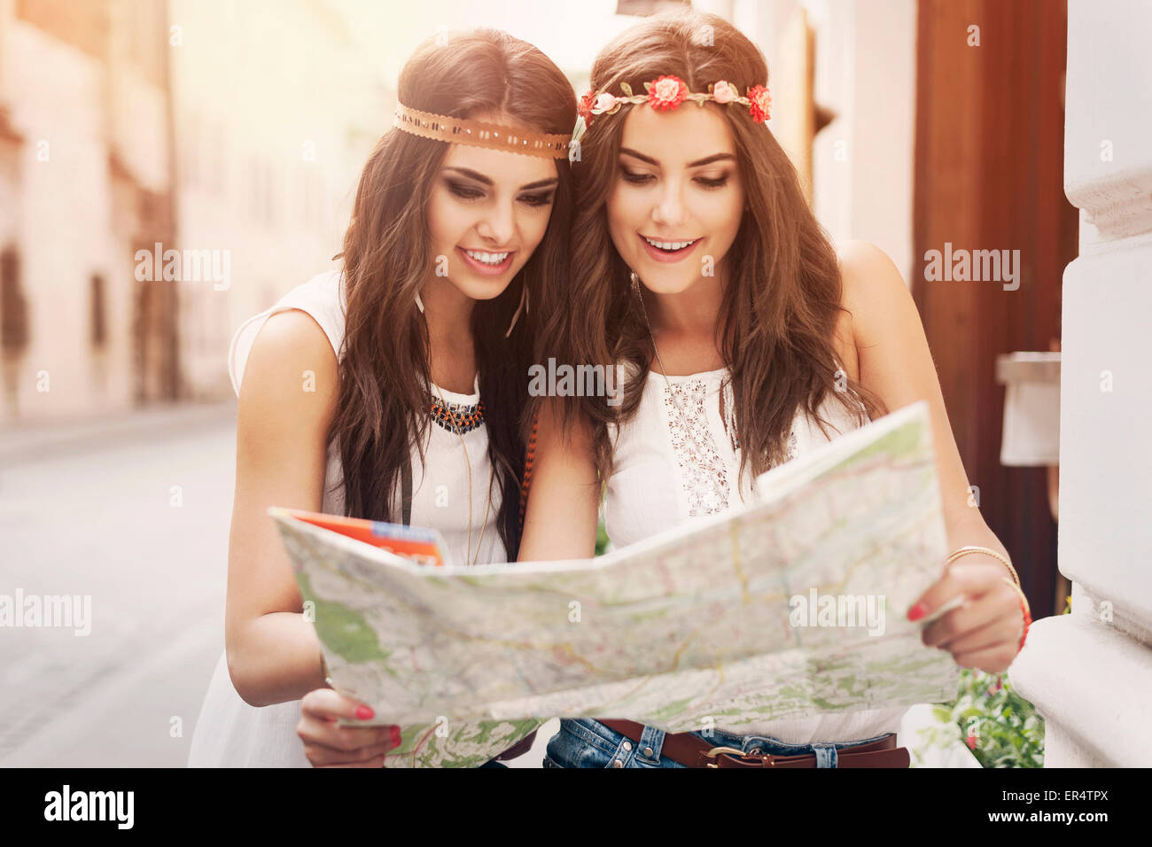 Ragazze Boho cercando modo giusto sulla mappa. Cracovia in Polonia Foto Stock