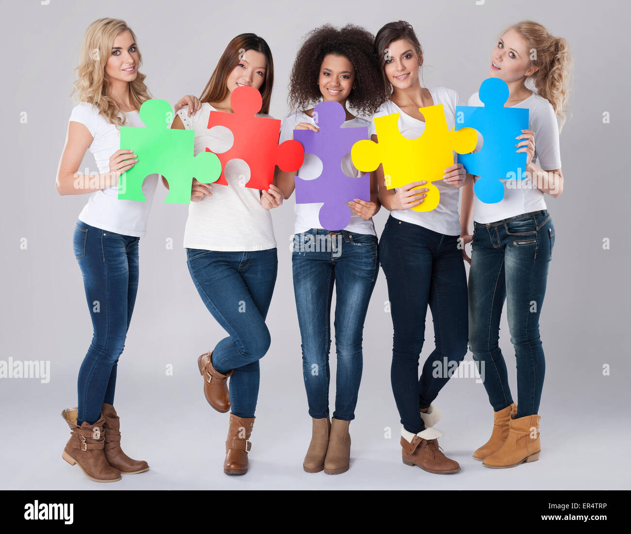 Multi-etnico ragazze con colorato puzzle. Debica, Polonia Foto Stock