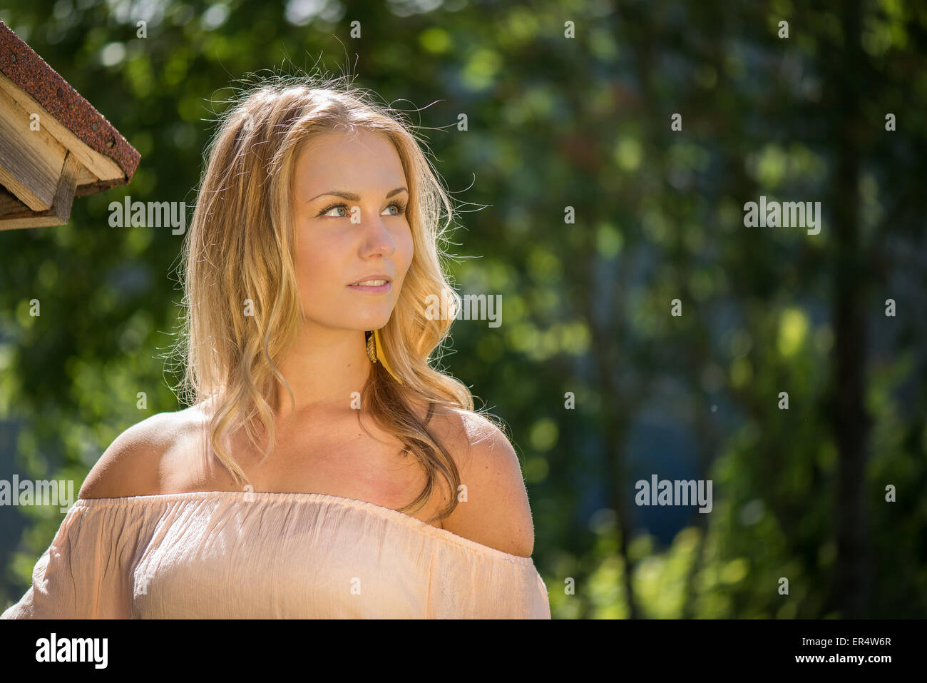 Campagna bionda donna che guarda lontano Foto Stock