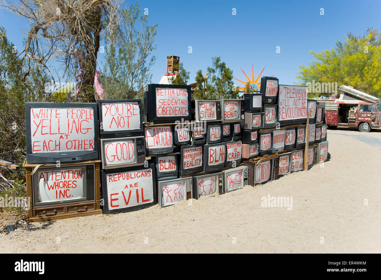 Una parete di televisori con slogan politici , Oriente Gesù, Lastra Città, Niland, nel sud della California, Stati Uniti d'America. Foto Stock