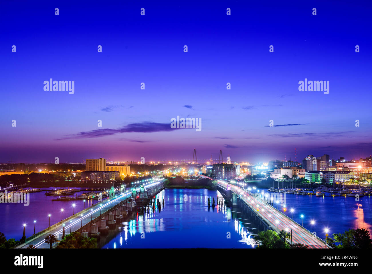 Charleston, Carolina del Sud, Stati Uniti d'America skyline oltre il Fiume Ashley. Foto Stock