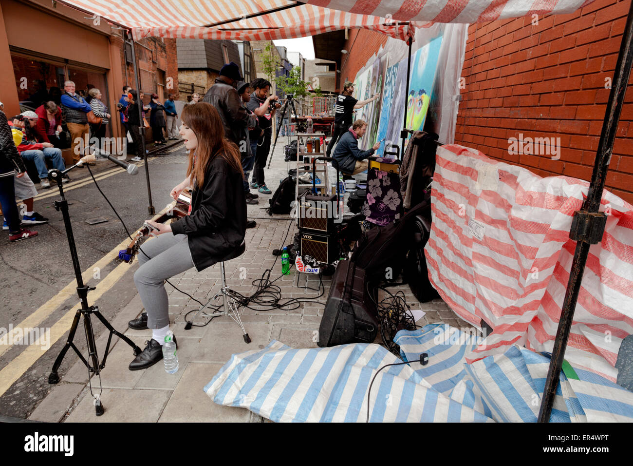Arte di strada e le prestazioni da Nia a sostegno della campagna contro lo sfratto degli operatori di Brixton arcate ferroviarie Foto Stock