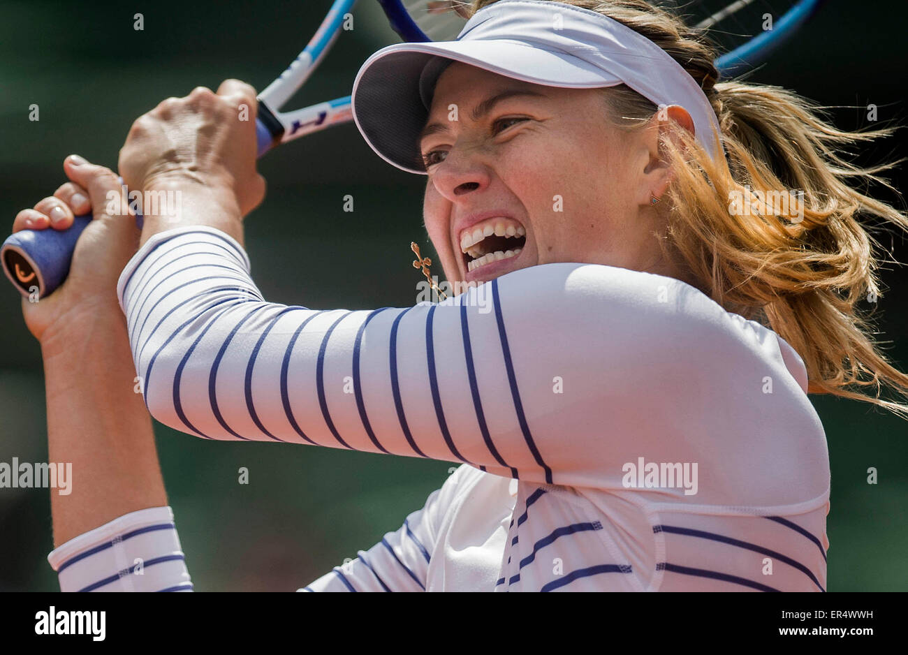 (150527) -- Parigi, maggio 27, 2015 (Xinhua) -- Maria Sharapova della Russia compete durante le Donne Singoli Secondo turno il match contro il suo connazionale Vitalia Diatchenko in 2015 Open di Francia di tennis del torneo al Roland Garros di Parigi in Francia il 27 maggio 2015. Sharapova ha vinto 2-0. (Xinhua/Chen Xiaowei) Foto Stock
