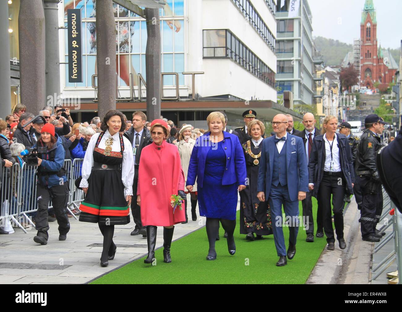 Bergen, Norvegia. 27 Maggio, 2015. In Norvegia la regina Sonja (3rd, L) e il Primo Ministro Erna Solberg (4th, L) partecipare alla cerimonia di apertura del 63a Bergen Festival internazionale di Bergen, Norvegia, il 27 maggio 2015. La 63a edizione Festival internazionale di Bergen ha dato dei calci a fuori il mercoledì e durerà fino al 10 giugno. Artisti provenienti da tutto il mondo parteciperanno 150 mostra durante il festival. Credito: Liang Youchang/Xinhua/Alamy Live News Foto Stock