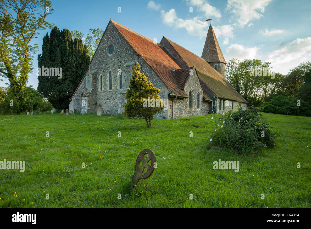 Serata primaverile a Piddinghoe villaggio chiesa in East Sussex, Inghilterra. Foto Stock