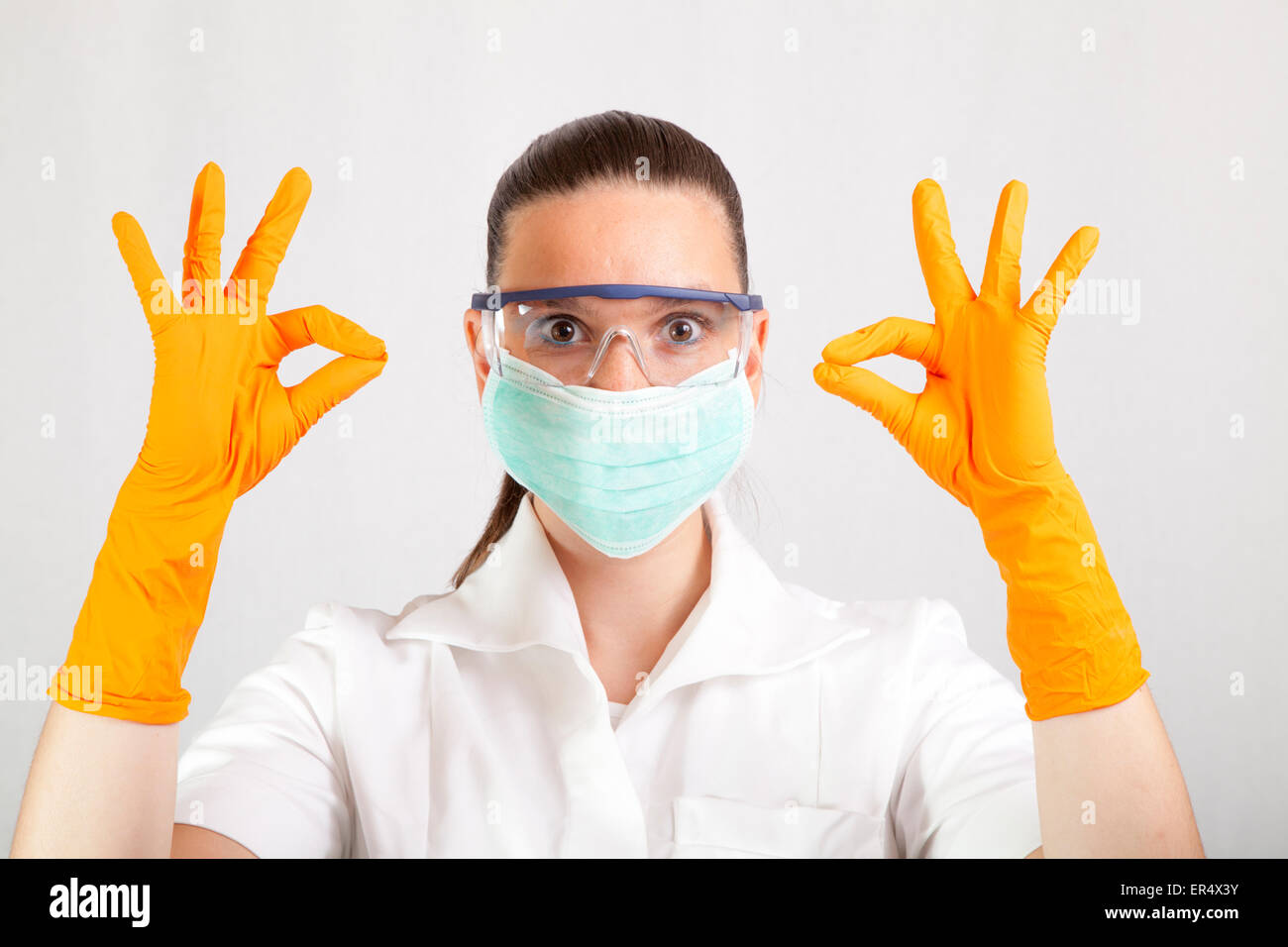 Chirurgo femmina indossando guanti di lattice, mostrando segno OK Foto  stock - Alamy