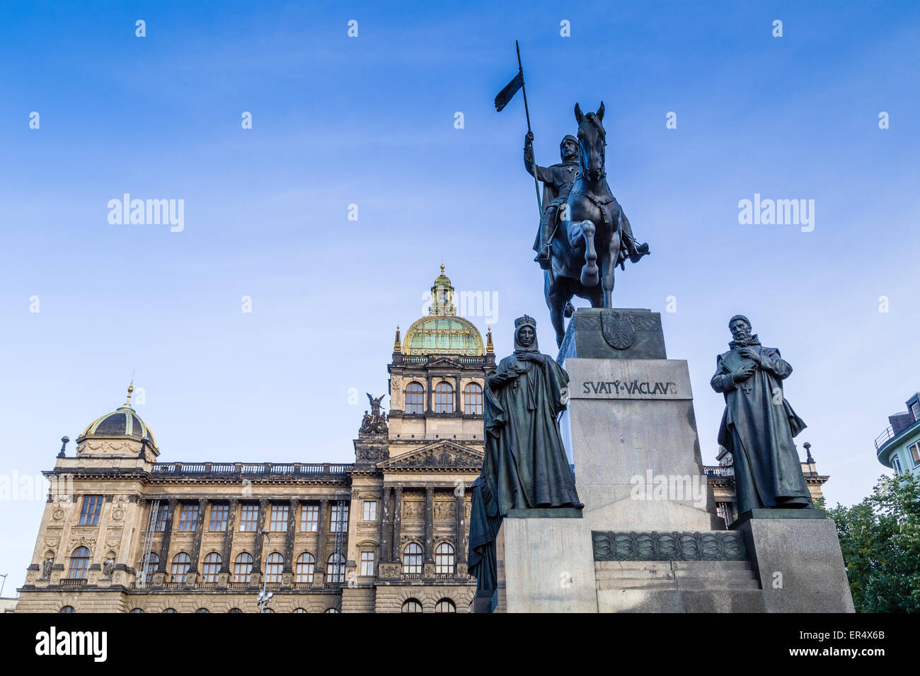 Edifici e case nel centro storico di Praga. Piazza Venceslao a Praga in Europa centrale: la statua equestre di San Venceslao e la Neorenaissance Museo Nazionale Foto Stock