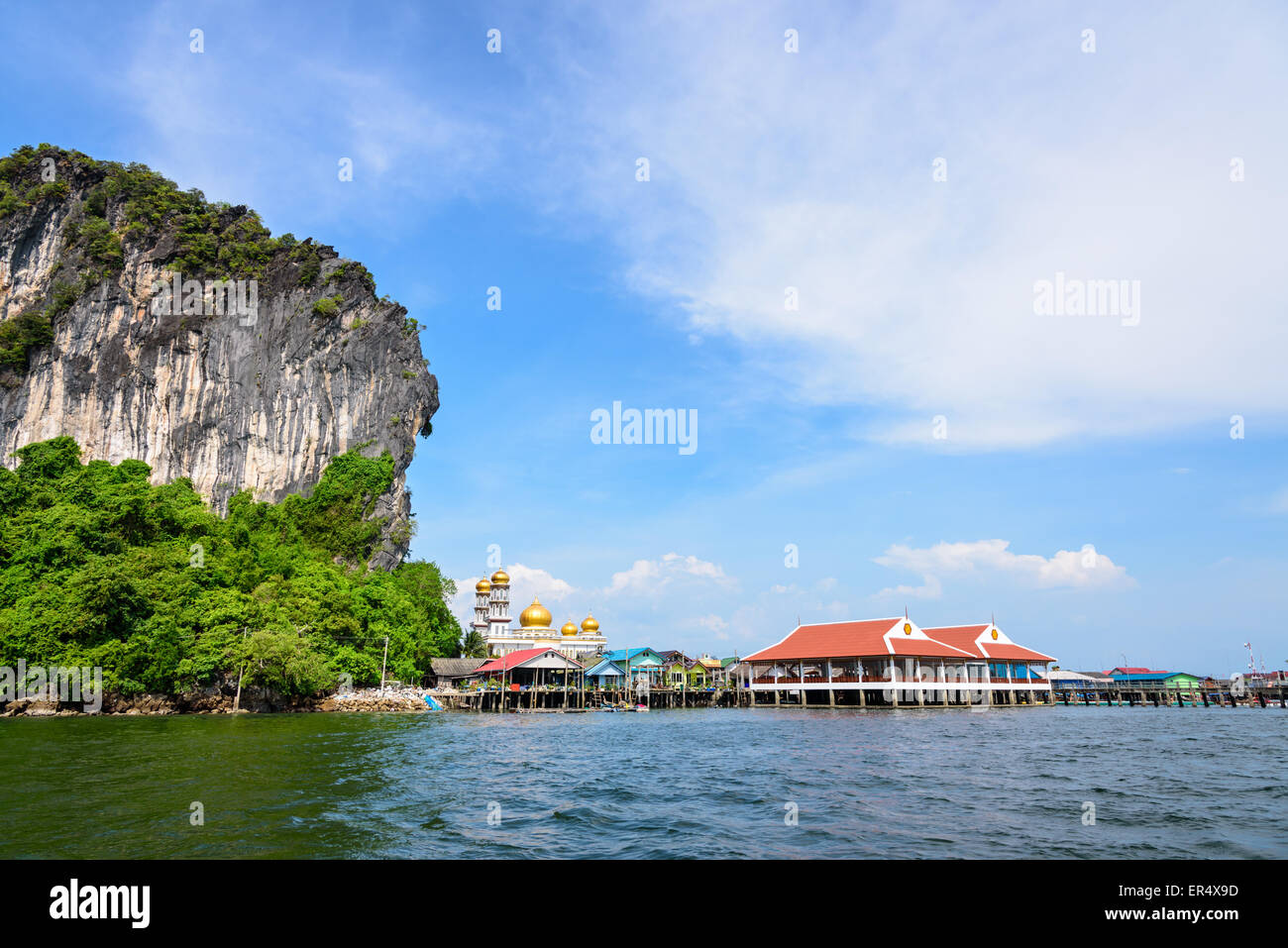 Bellissimo paesaggio mare e cielo blu in estate presso Punyi o isola di Koh Panyee è fisherman village attrazioni culturali da viaggio Foto Stock
