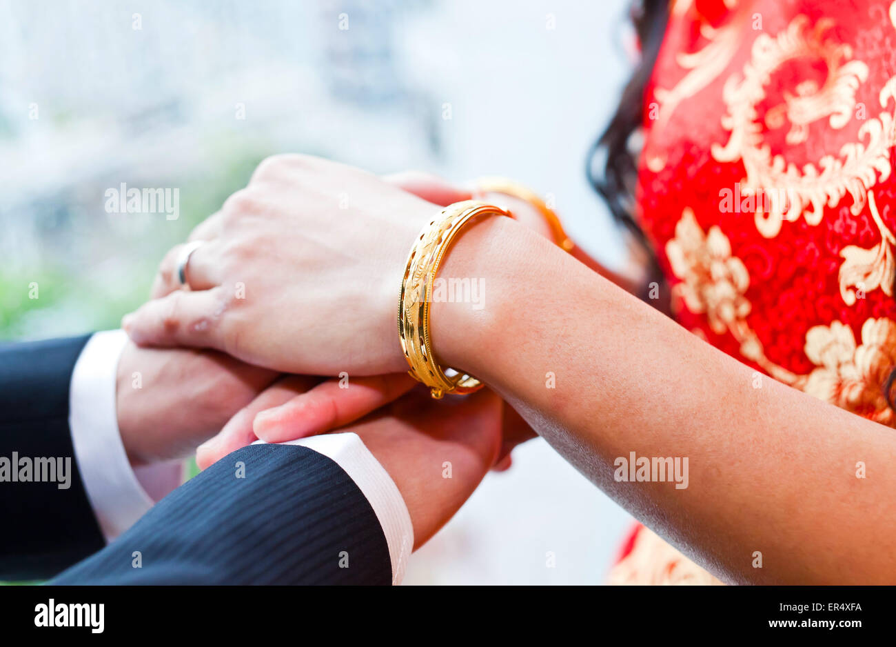 Sposa e lo sposo di usura degli anelli di nozze Foto Stock