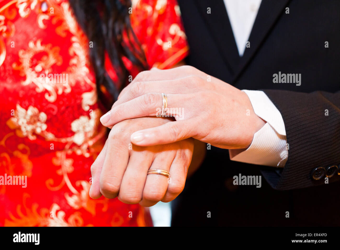 Giovane tenendo le mani nel giorno di nozze Foto Stock