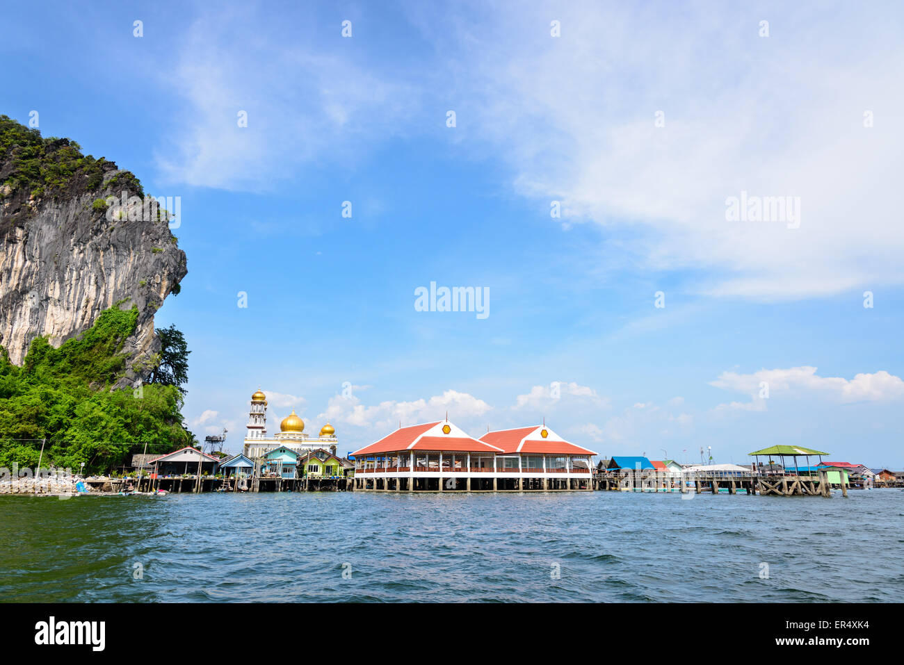 Bellissimo paesaggio mare e cielo blu in estate presso Punyi o isola di Koh Panyee è fisherman village attrazioni culturali da viaggio Foto Stock