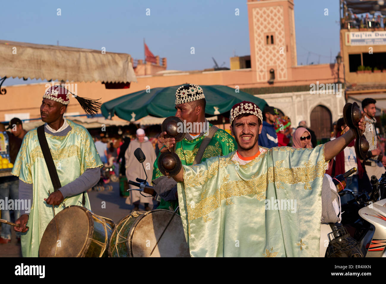 Ballerini di strada a molto frenetica Marrakech piazza del mercato Foto Stock