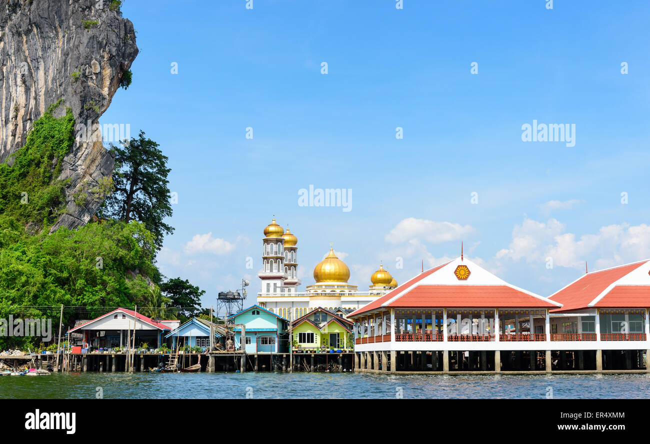 Bellissimo paesaggio mare e cielo blu in estate presso Punyi o isola di Koh Panyee è fisherman village attrazioni culturali da viaggio Foto Stock