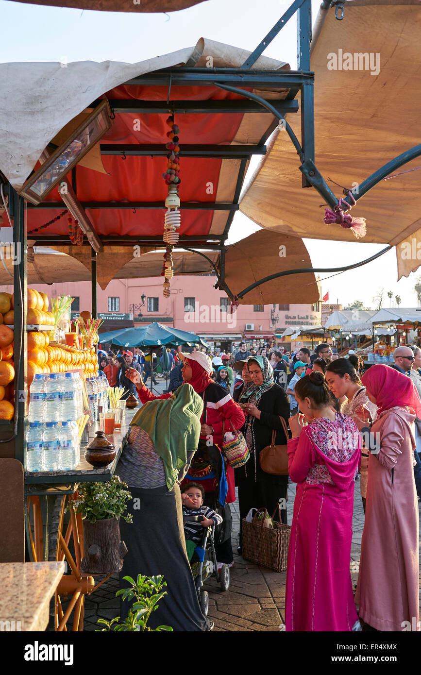 Stallo arancione al Djeema el fnaa' - La frenetica Marrakech piazza del mercato Foto Stock