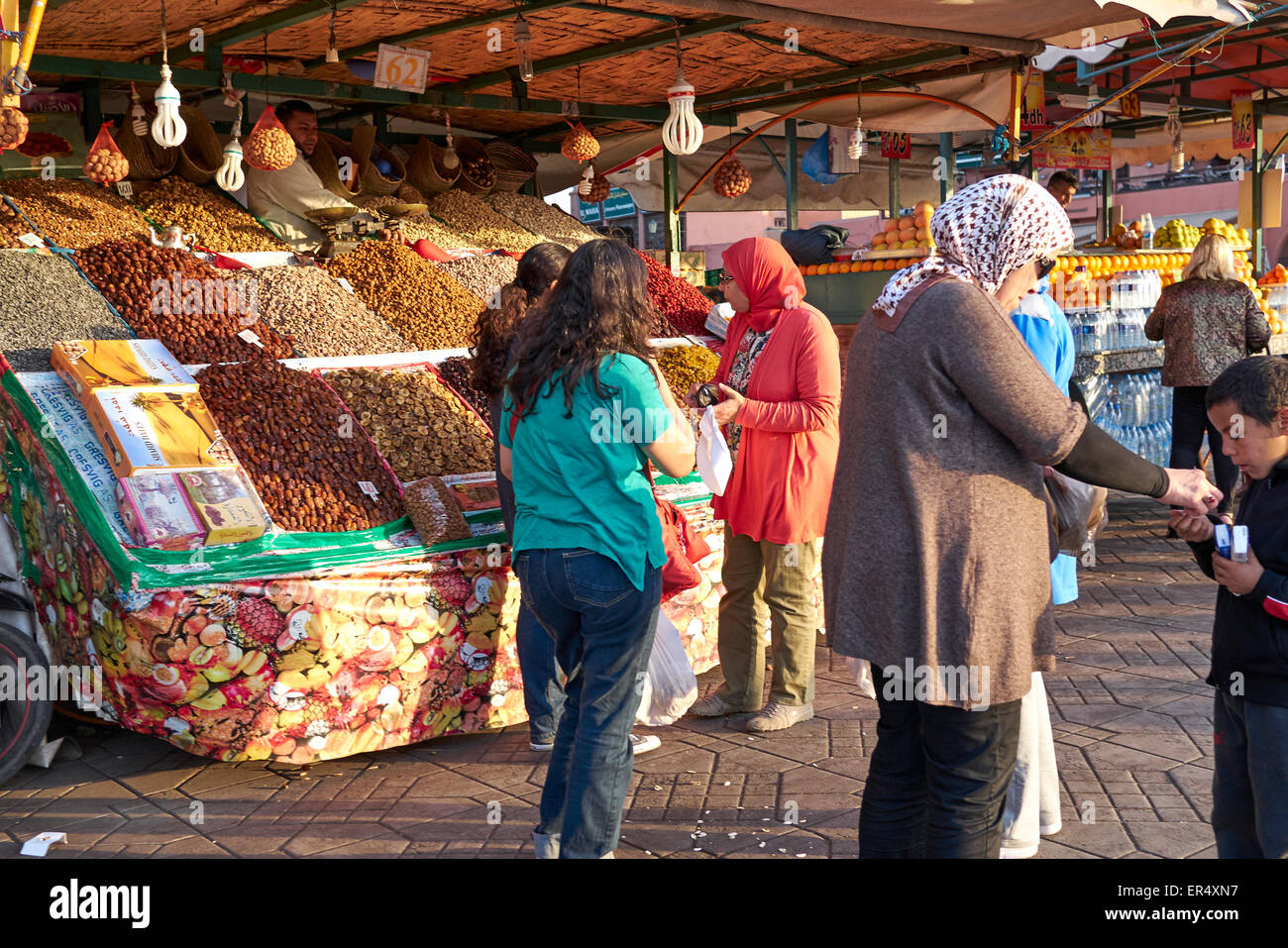 Pressione di stallo di arachidi al Djeema el fnaa' - La frenetica Marrakech piazza del mercato Foto Stock