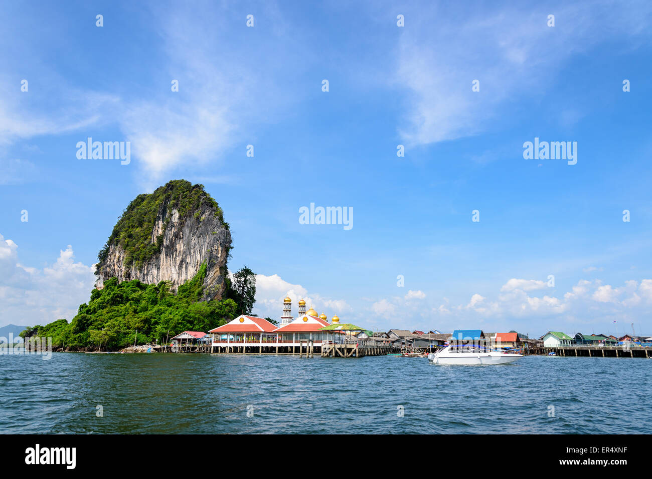 Bellissimo paesaggio mare e cielo blu in estate presso Punyi o isola di Koh Panyee è fisherman village attrazioni culturali da viaggio Foto Stock