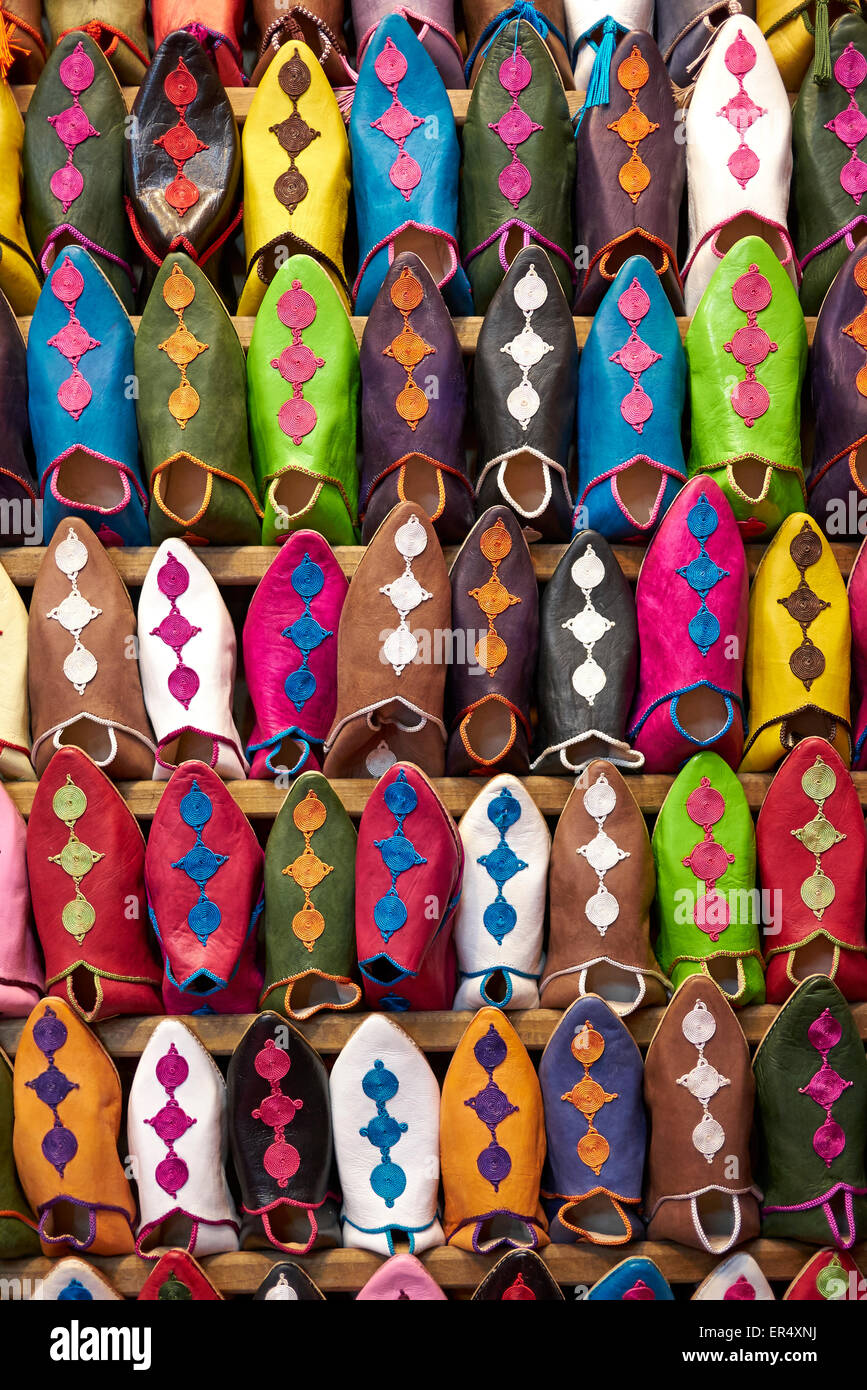 Vivacemente colorato pantofole - Marrakech piazza del mercato, Jeema el fnaa Foto Stock