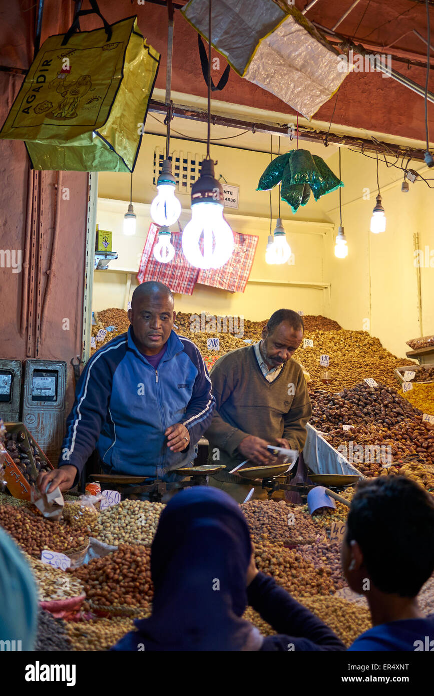 Shop titolare, vendita di dadi all'molto frenetica Marrakech piazza del mercato Foto Stock