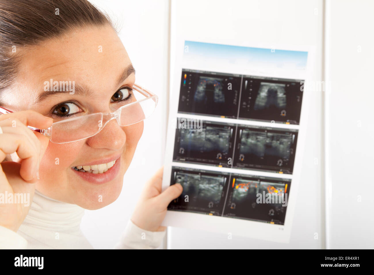 Sorridente controllo medico tiroide fotografia a ultrasuoni Foto Stock