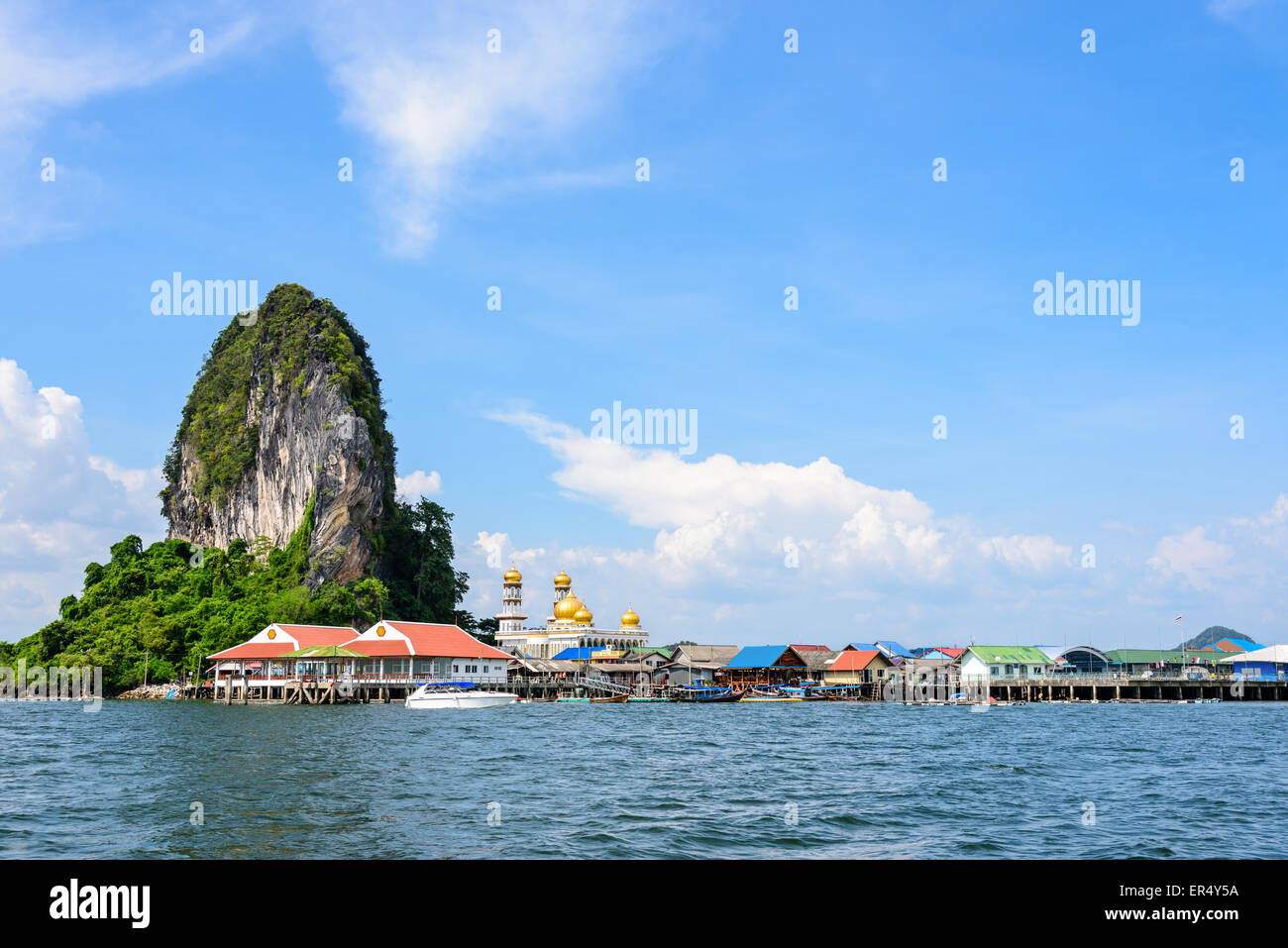 Bellissimo paesaggio mare e cielo blu in estate presso Punyi o isola di Koh Panyee è fisherman village attrazioni culturali da viaggio Foto Stock