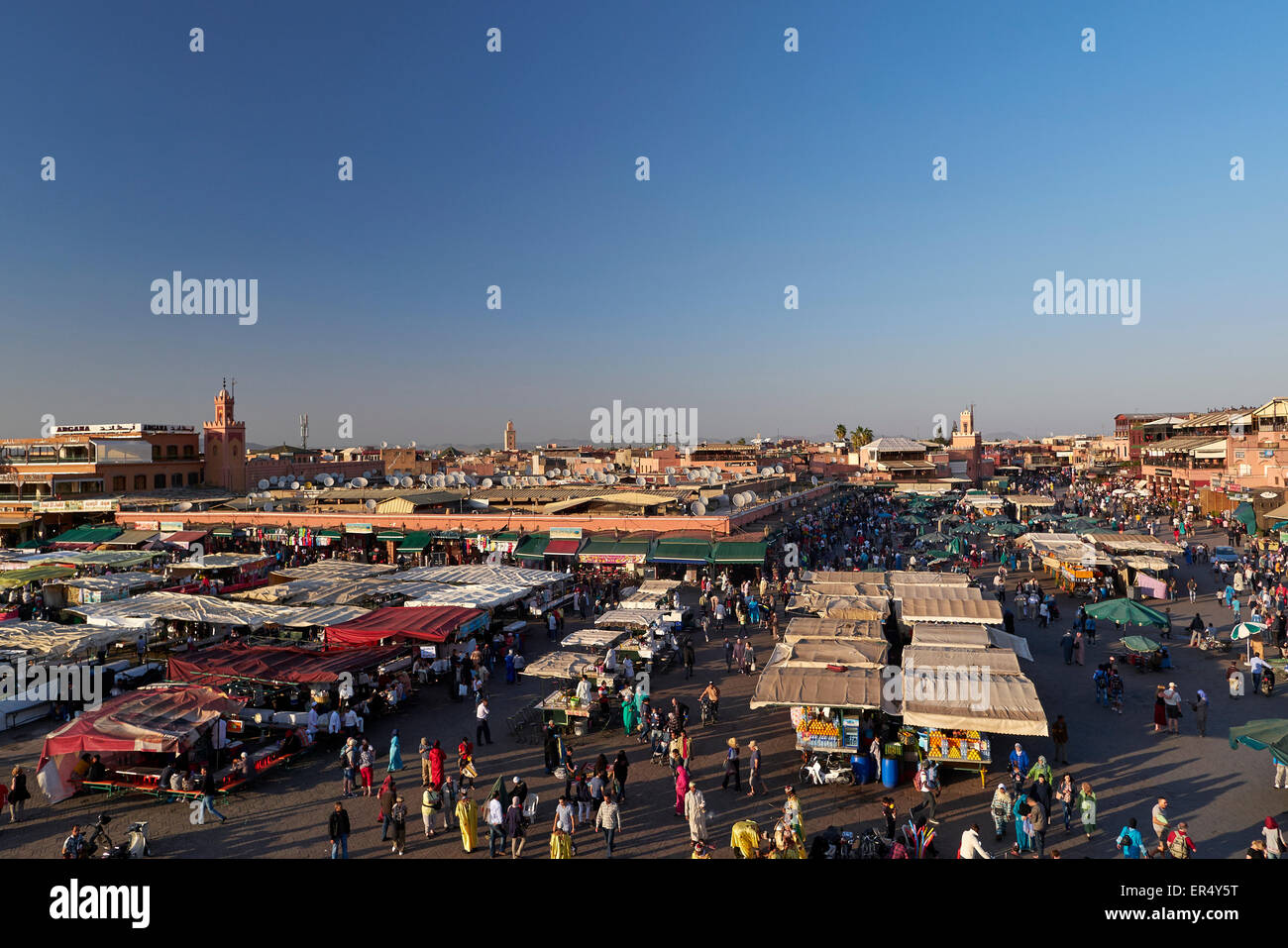 'DJeema el fnaa' - La frenetica Marrakech piazza del mercato, con un profondo cielo blu Foto Stock