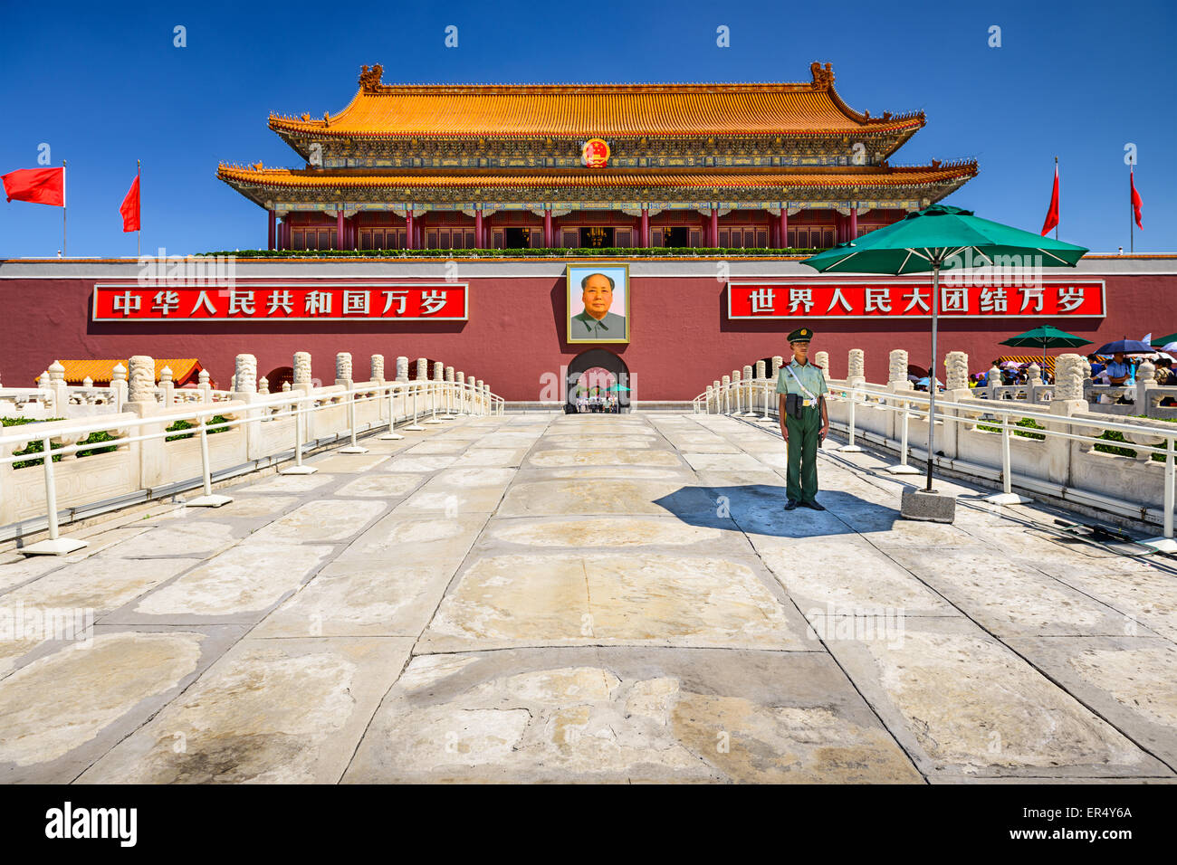 Un soldato protegge la porta di Tiananmen a Piazza Tiananmen. Foto Stock