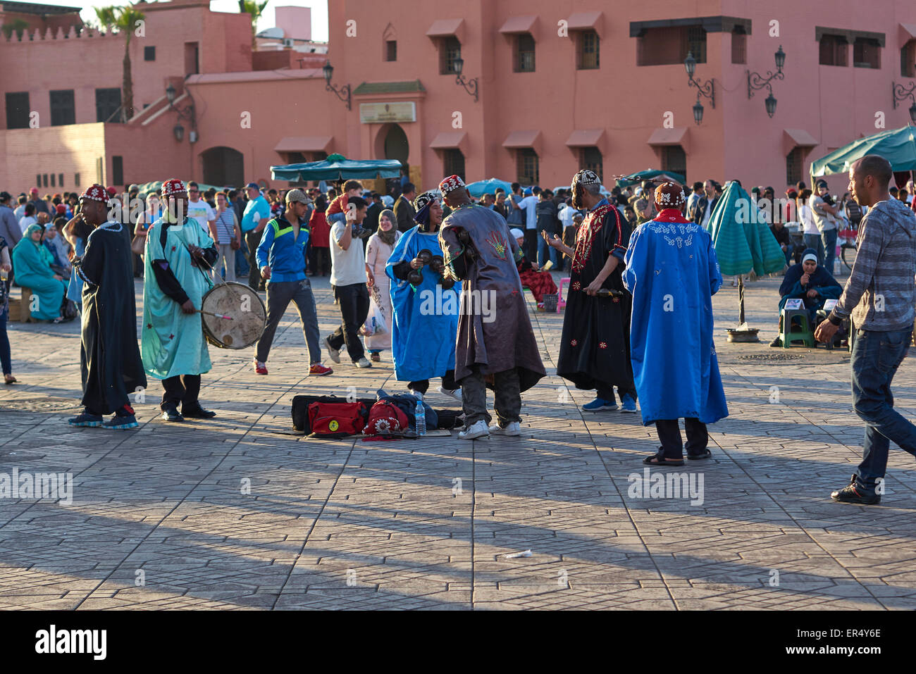 Ballerini di strada alla 'DJeema el fnaa' - La frenetica Marrakech piazza del mercato Foto Stock
