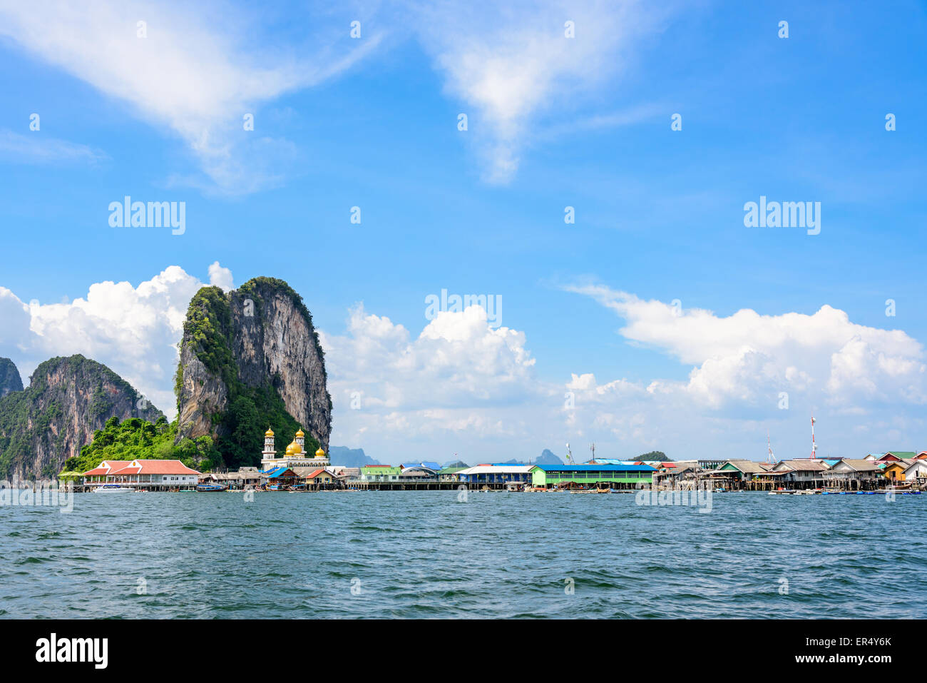 Bellissimo paesaggio mare e cielo blu in estate presso Punyi o isola di Koh Panyee è fisherman village attrazioni culturali da viaggio Foto Stock