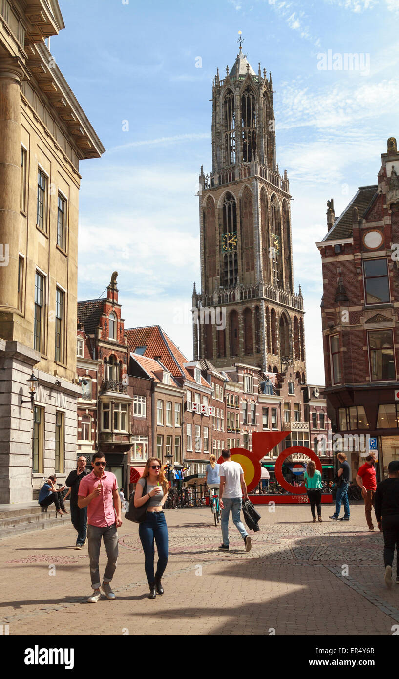 UTRECHT, Paesi Bassi - 11 Maggio 2015: gli amanti dello shopping nel centro della città di Utrecht godendo il sole con la storica cathedr Dom Foto Stock