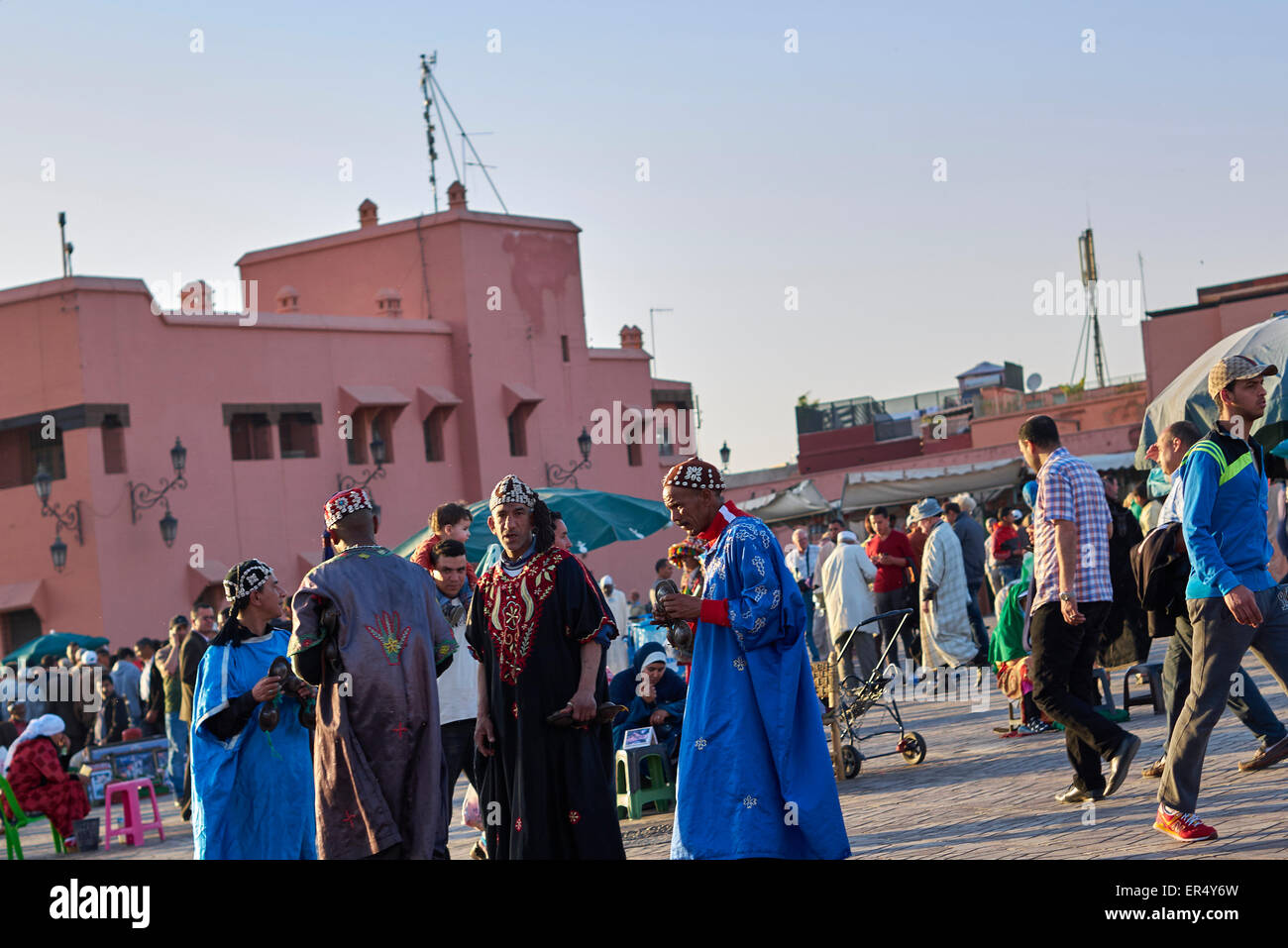 Ballerini di strada alla 'DJeema el fnaa' - La frenetica Marrakech piazza del mercato Foto Stock