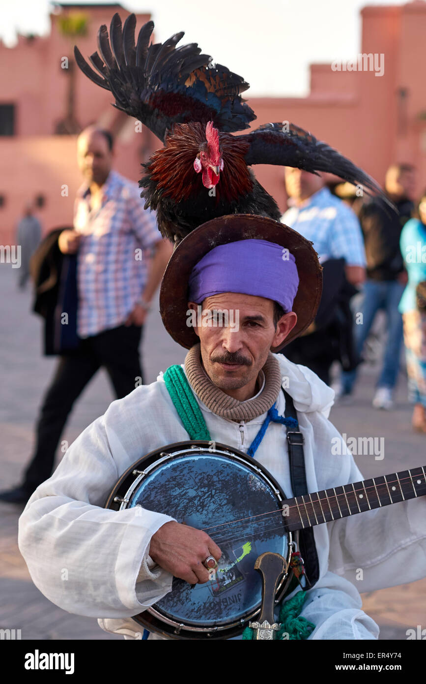 Intrattenitore alla 'DJeema el fnaa' - La frenetica Marrakech piazza del mercato Foto Stock