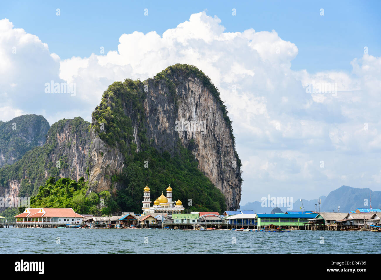 Bellissimo paesaggio mare e cielo blu in estate presso Punyi o isola di Koh Panyee è fisherman village attrazioni culturali da viaggio Foto Stock