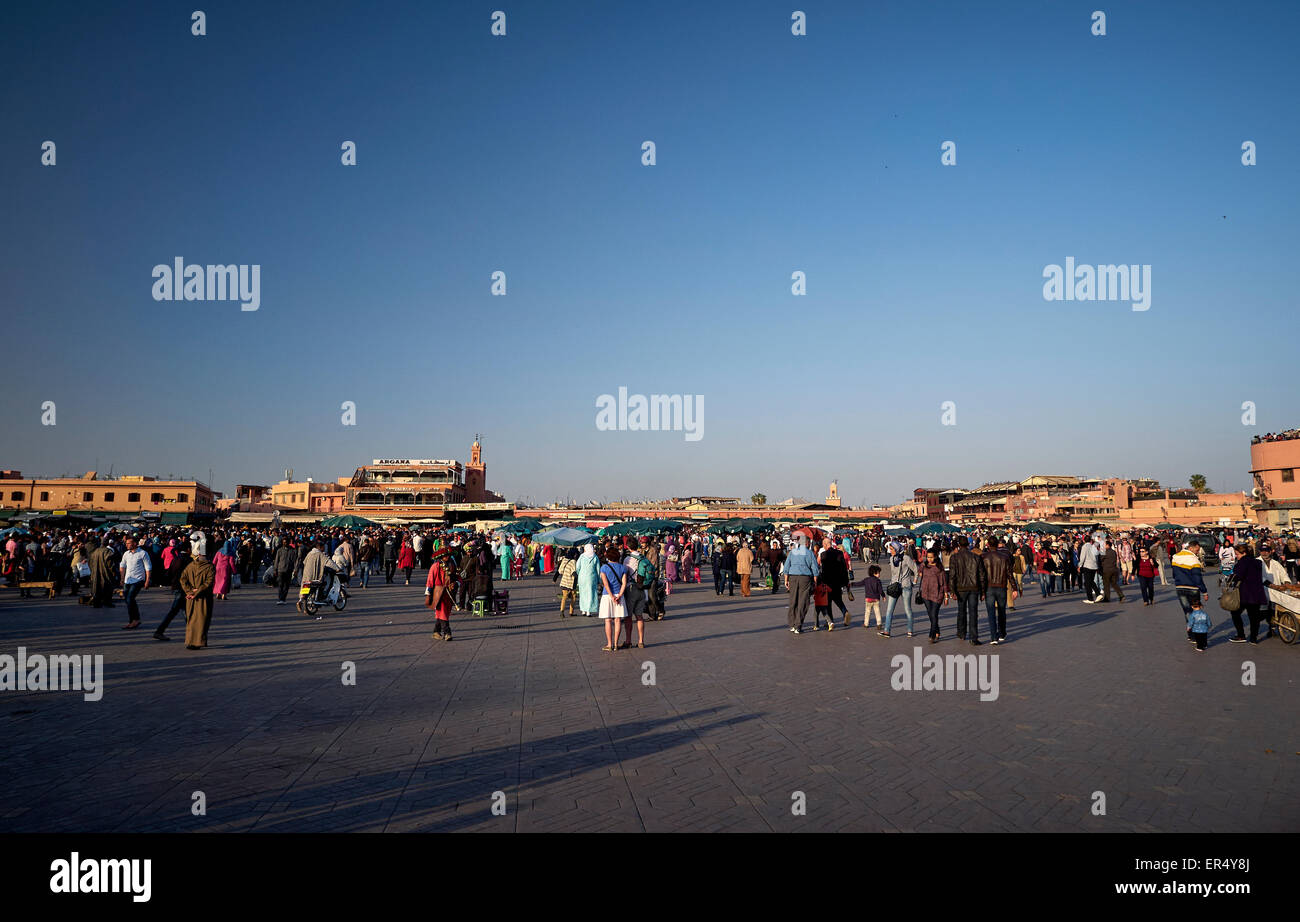 Jeema el fnaa - La frenetica Marrakech piazza del mercato Foto Stock