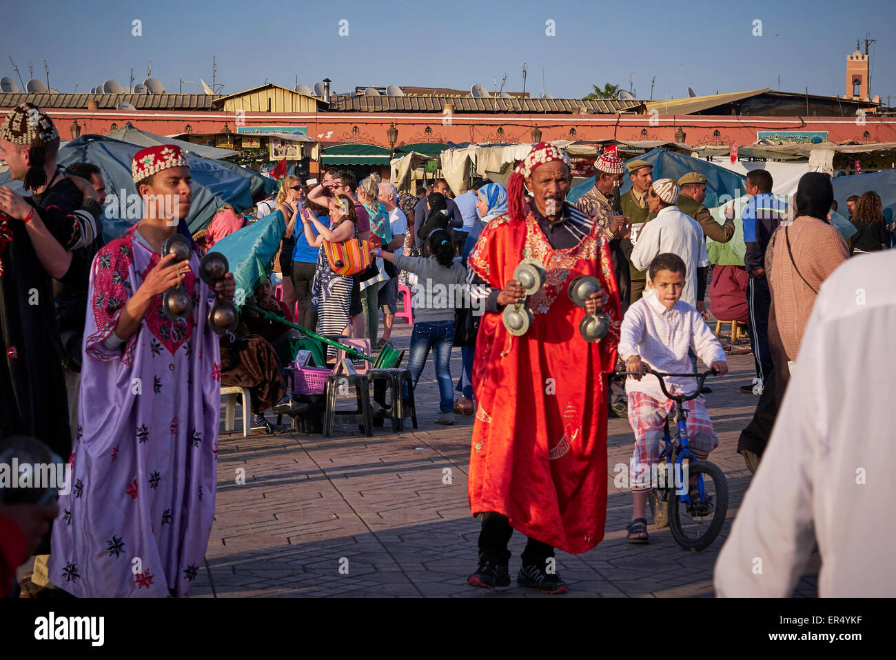Ballerini di strada a 'Jeema el fnaa' - La frenetica Marrakech piazza del mercato Foto Stock