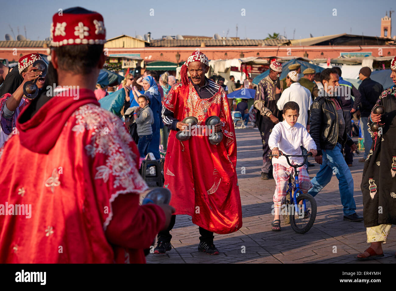 Ballerini di strada a 'Jeema el fnaa' - La frenetica Marrakech piazza del mercato Foto Stock