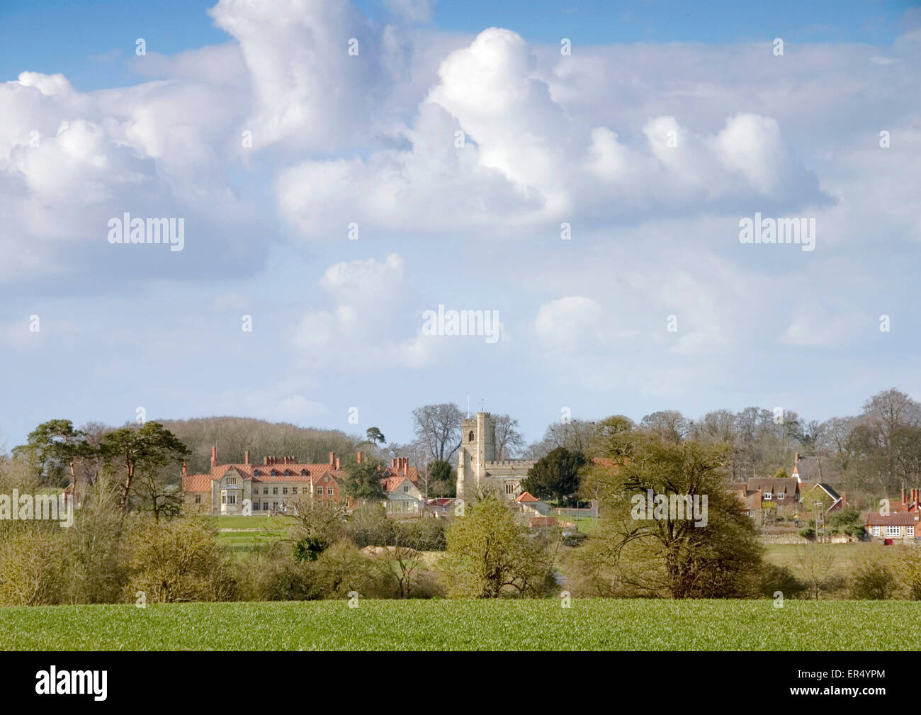 Bucks - villaggio Dinton- visto attraverso i campi - Dinton Hall - San Pietro + la chiesa di St Paul- metà giornata estiva - bella skyscape Foto Stock