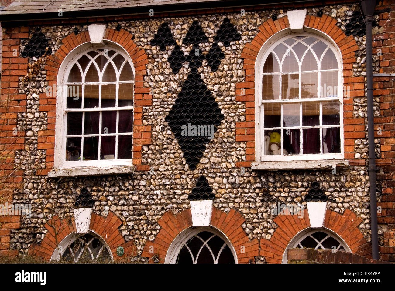 Bucks - Aylesbury town - in mattoni e pietra focaia cottage con facciata decorata - stile gotico windows - Storia sociale Foto Stock
