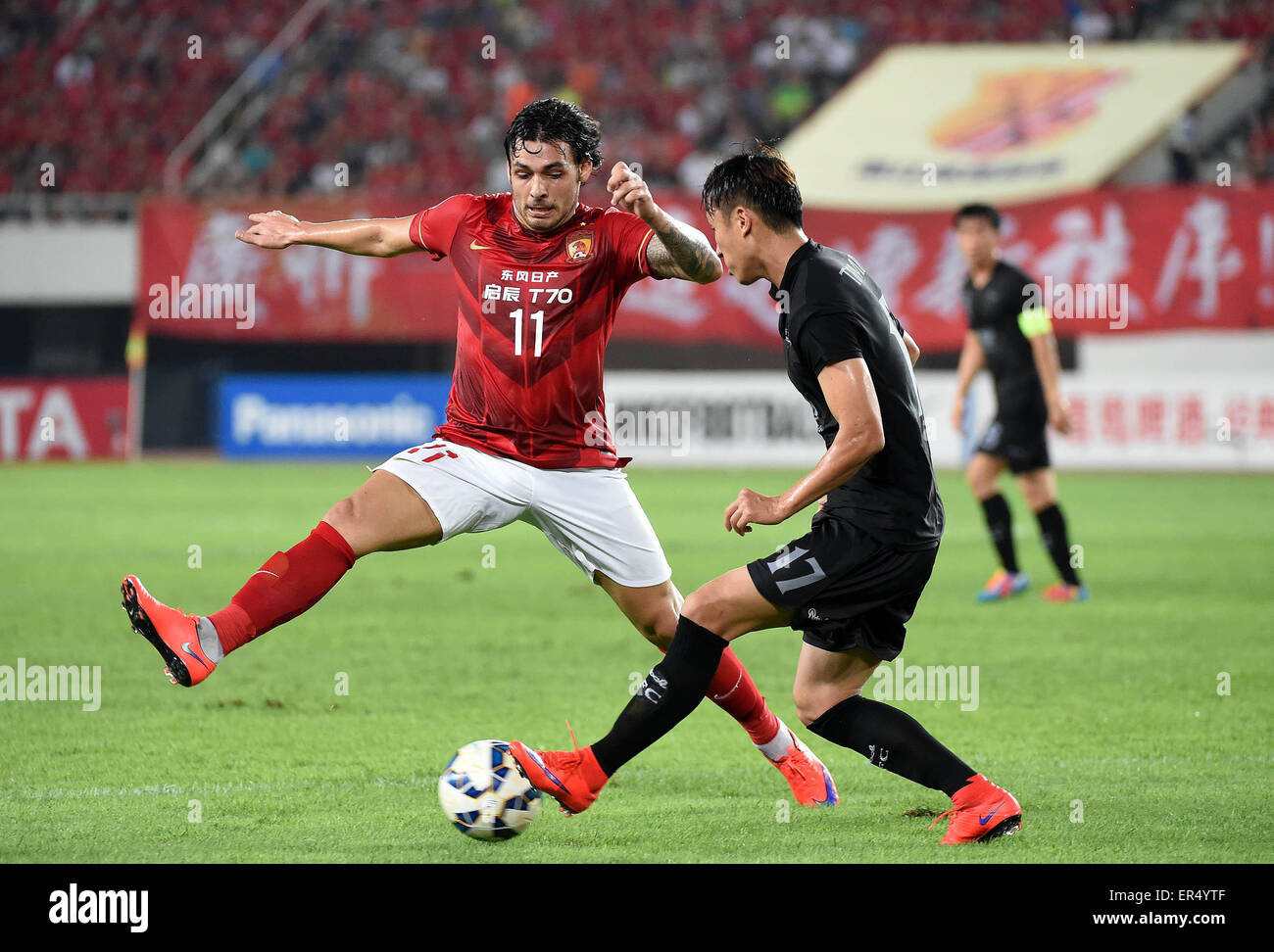 In Guangzhou, la Cina della provincia di Guangdong. 27 Maggio, 2015. Park Tae-Min anteriore (R) della Corea del Sud, Seongnam FC vies con Ricardo Goulart Pereira (L) della Cina in Guangzhou Evergrande durante l'AFC Champions League Football Match Round di 16 seconda gamba a Guangzhou, Cina del sud della provincia di Guangdong, 27 maggio, 2015. © Liu Dawei/Xinhua/Alamy Live News Foto Stock