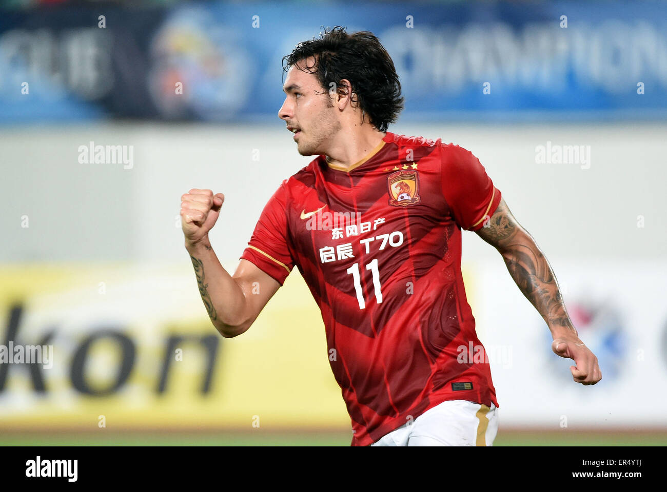 In Guangzhou, la Cina della provincia di Guangdong. 27 Maggio, 2015. Ricardo Goulart Pereira (anteriore) della Cina in Guangzhou Evergrande celebra il suo obiettivo durante l'AFC Champions League Football Match Round di 16 seconda gamba contro la Corea del Sud del Seongnam FC a Guangzhou, Cina del sud della provincia di Guangdong, 27 maggio, 2015. © Liu Dawei/Xinhua/Alamy Live News Foto Stock