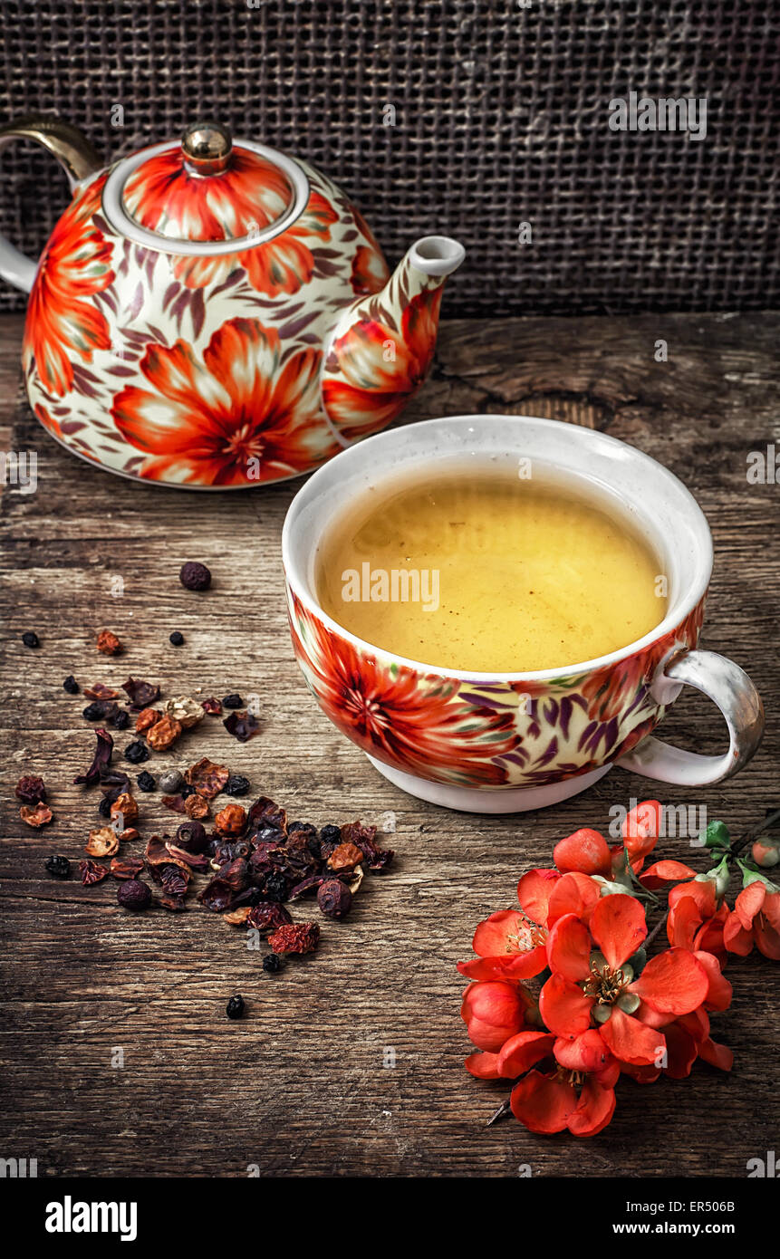 La porcellana tazza di tè di erbe officinali in stile retrò.photo azzurrato Foto Stock