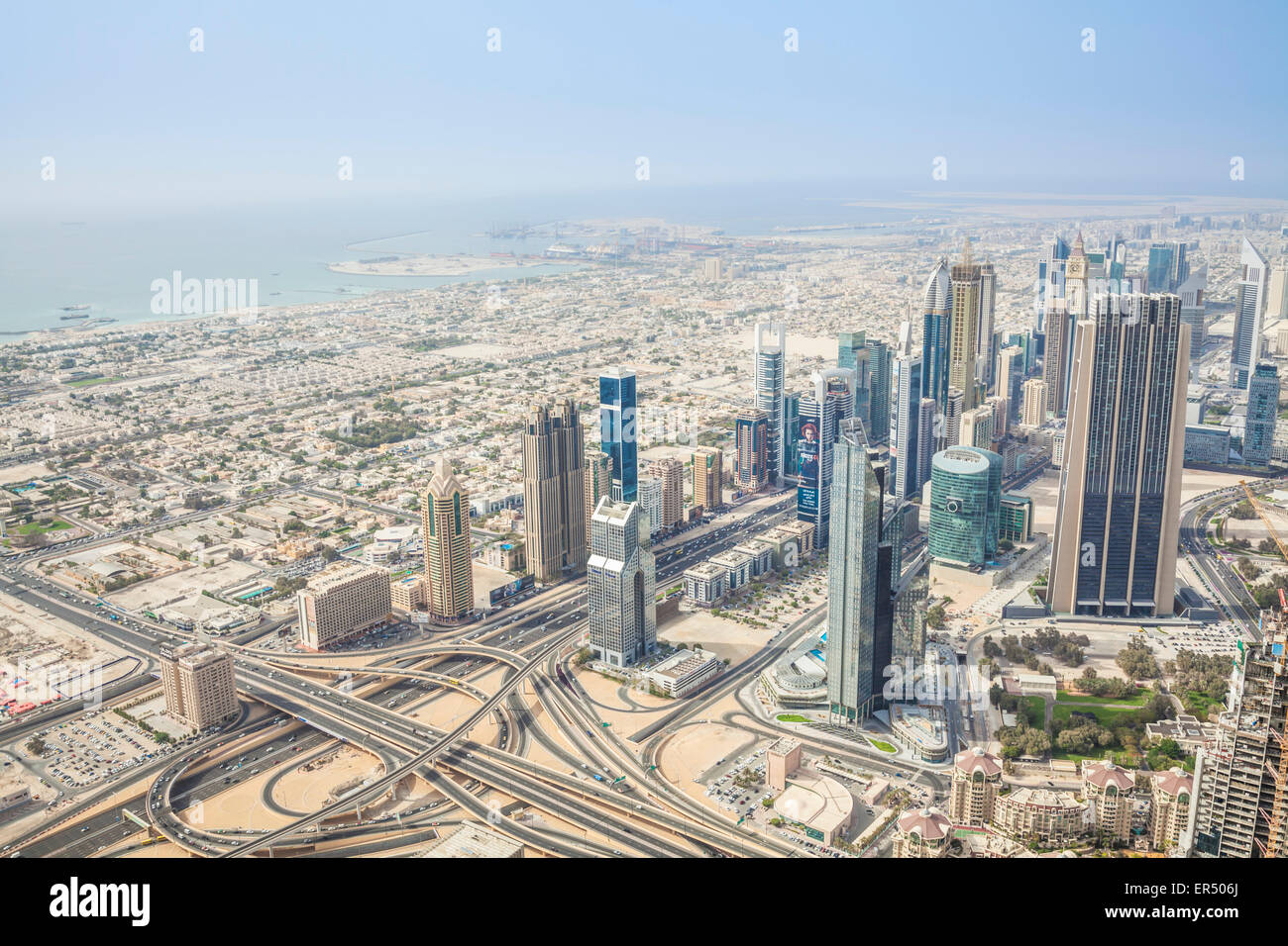 Vista di Dubai su Sheikh Zayed Road dalla piattaforma di osservazione Burj Khalifa di Dubai, Dubai City, Emirati Arabi Uniti, Emirati Arabi Uniti, Emirati Arabi Uniti, Medio Oriente Foto Stock