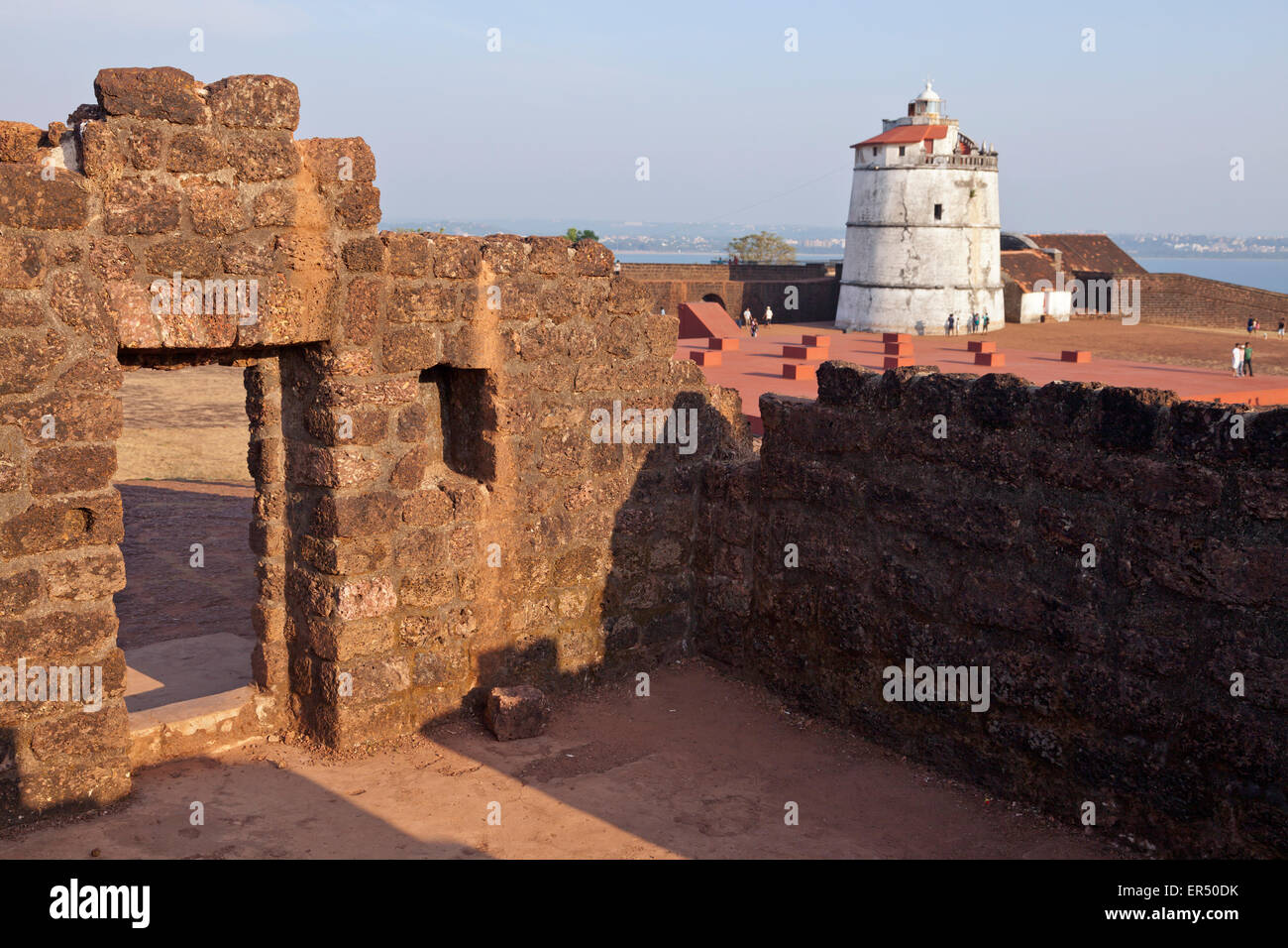 Fort Aguada e faro di lui costa in Candolim, Goa, India, Asia Foto Stock