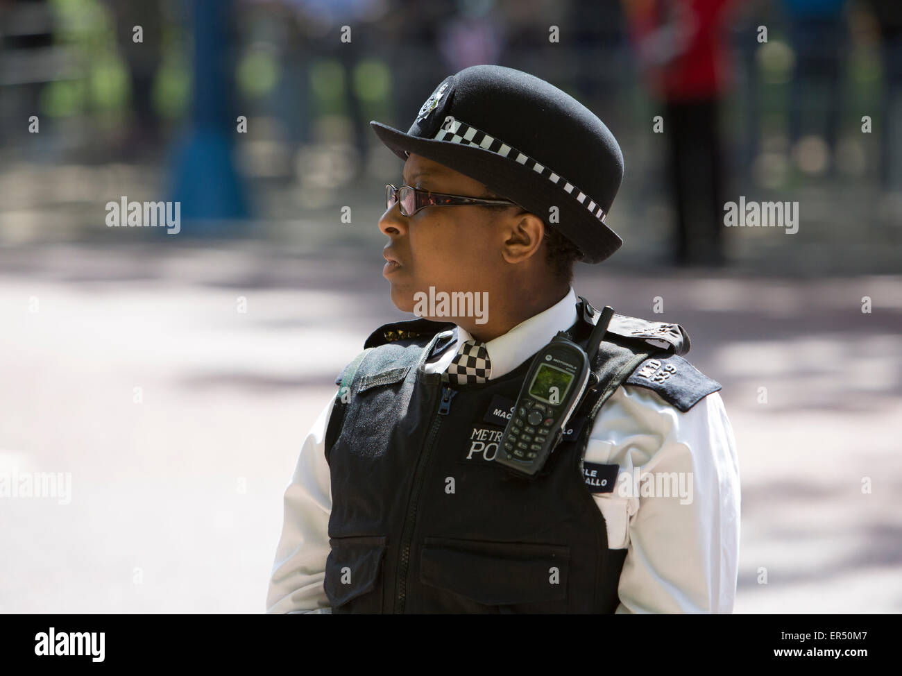 Westminster, Londra, Regno Unito. 27 Maggio, 2015. Una femmina di funzionario di polizia nel centro commerciale lo stato apertura del Parlamento in Londo Credito: Keith Larby/Alamy Live News Foto Stock