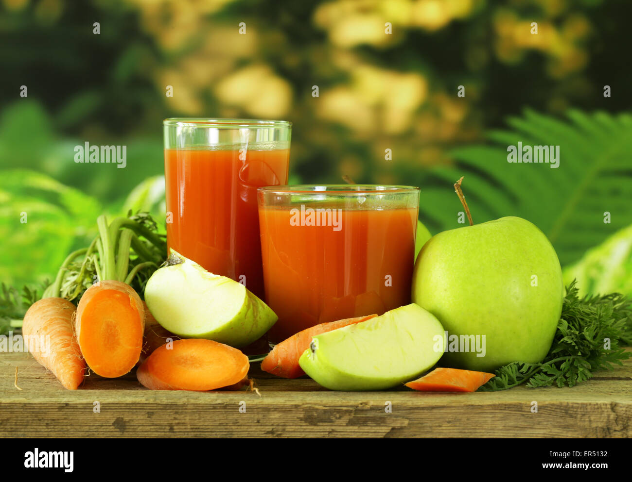 Organici naturali di succo fresco di carote e mela verde - mangiare sano Foto Stock