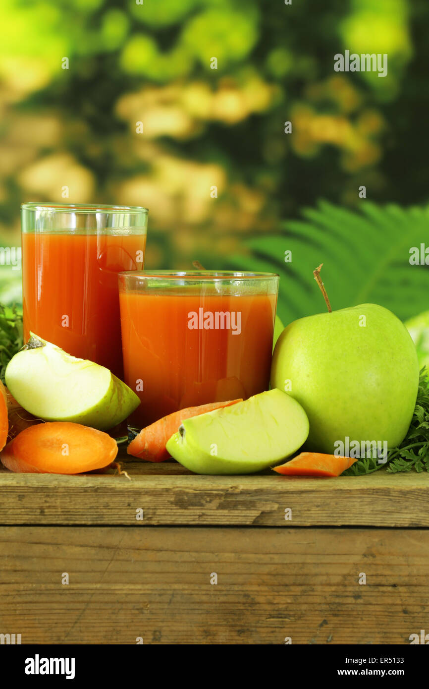 Organici naturali di succo fresco di carote e mela verde - mangiare sano Foto Stock