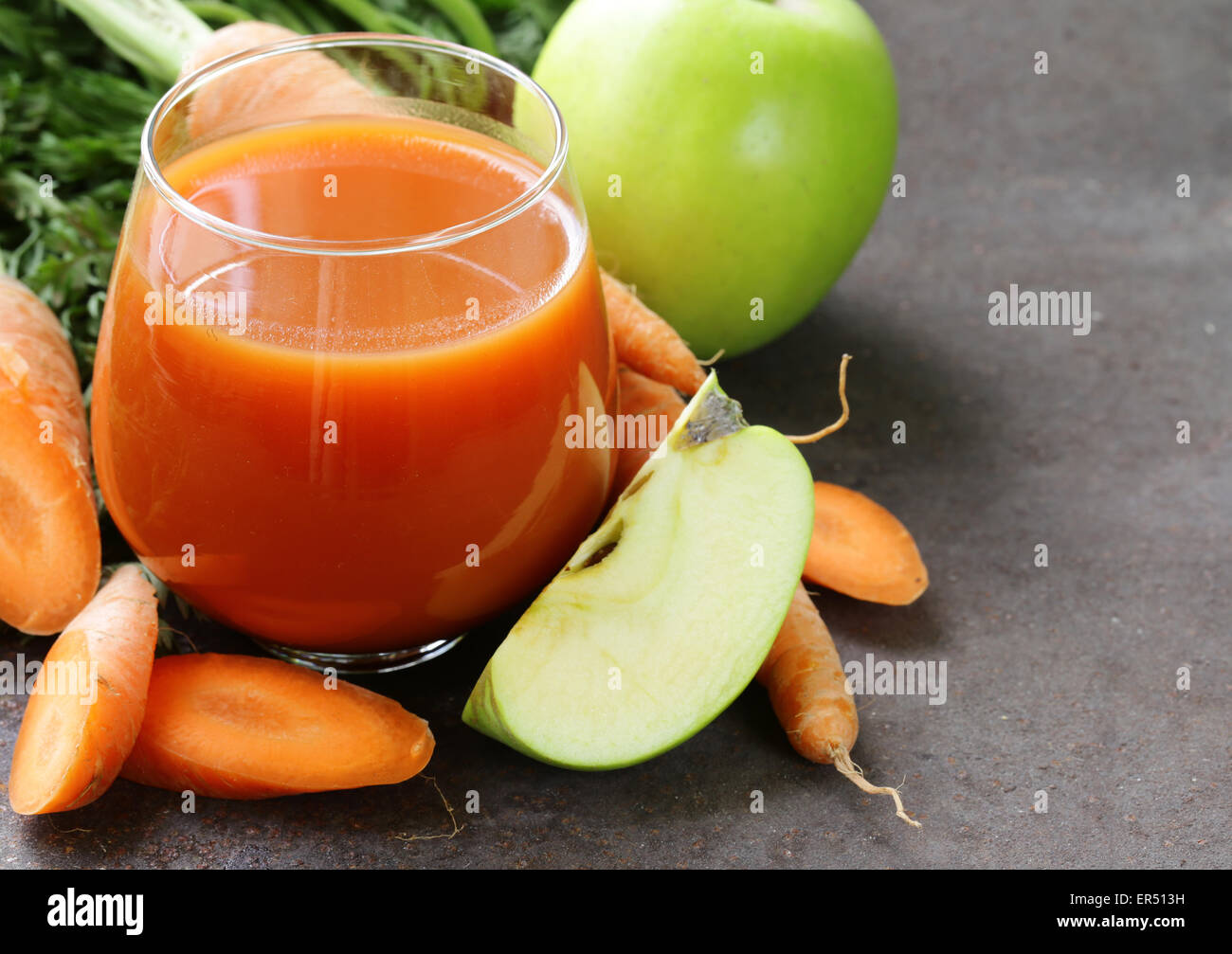 Organici naturali di succo fresco di carote e mela verde - mangiare sano Foto Stock