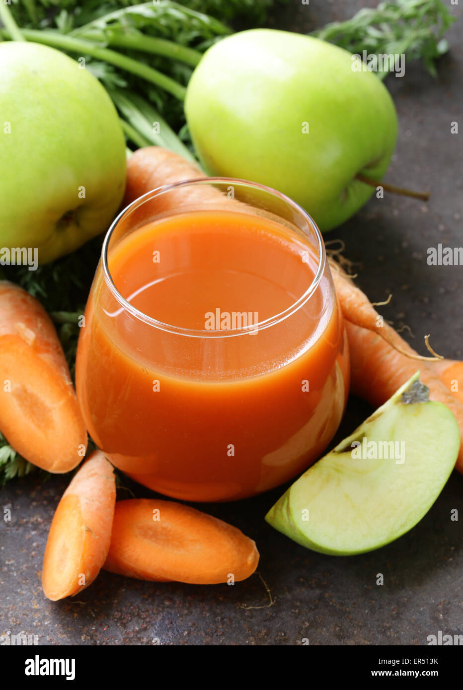 Organici naturali di succo fresco di carote e mela verde - mangiare sano Foto Stock