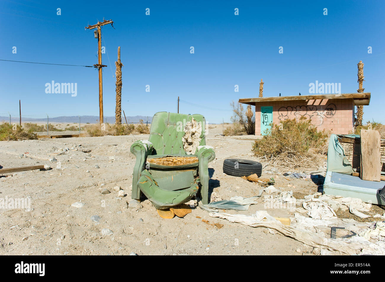 Abbandonata la sedia verde, Salton Sea Beach, nel sud della California, Stati Uniti d'America Foto Stock